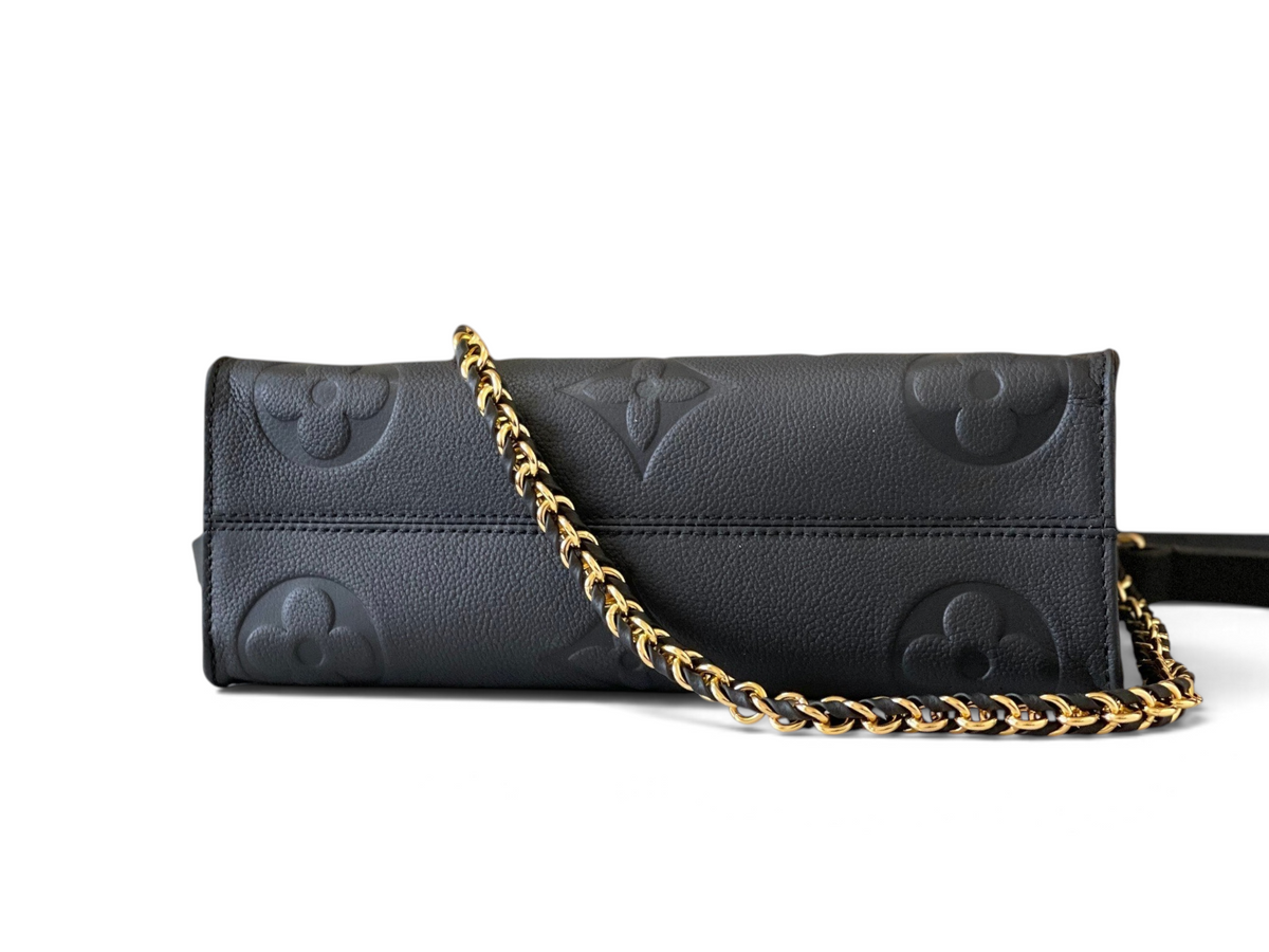 SWORD LUXURY siyah Monogram Empreinte deri OnTheGo East West çanta, altın tonlu zincir detaylı ve yatay tasarımlı.