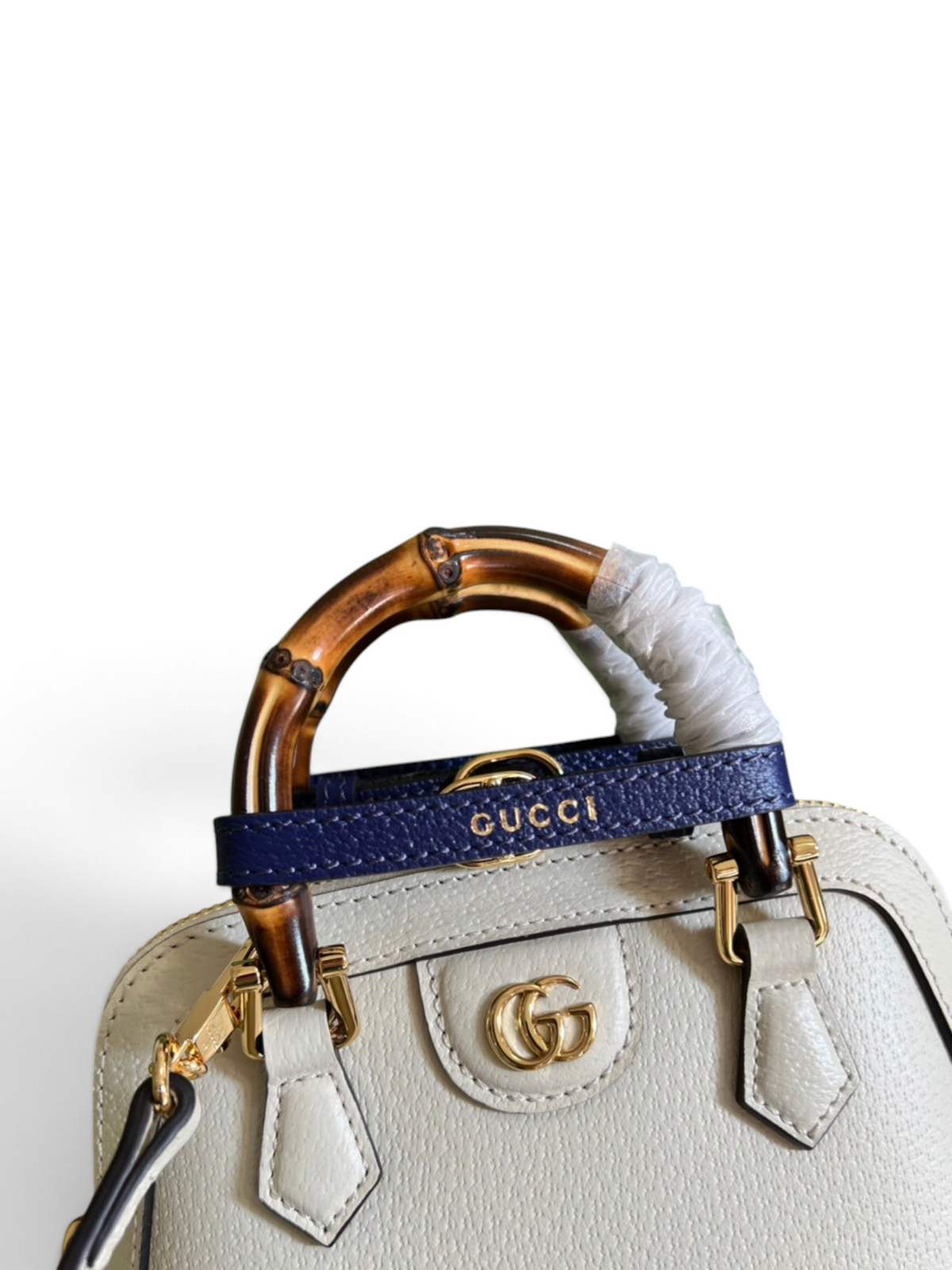 SWORD LUXURY beyaz deri Gucci Diana çanta, bambu saplı, mor deri detaylı ve altın rengi GG logolu, lüks tasarım.