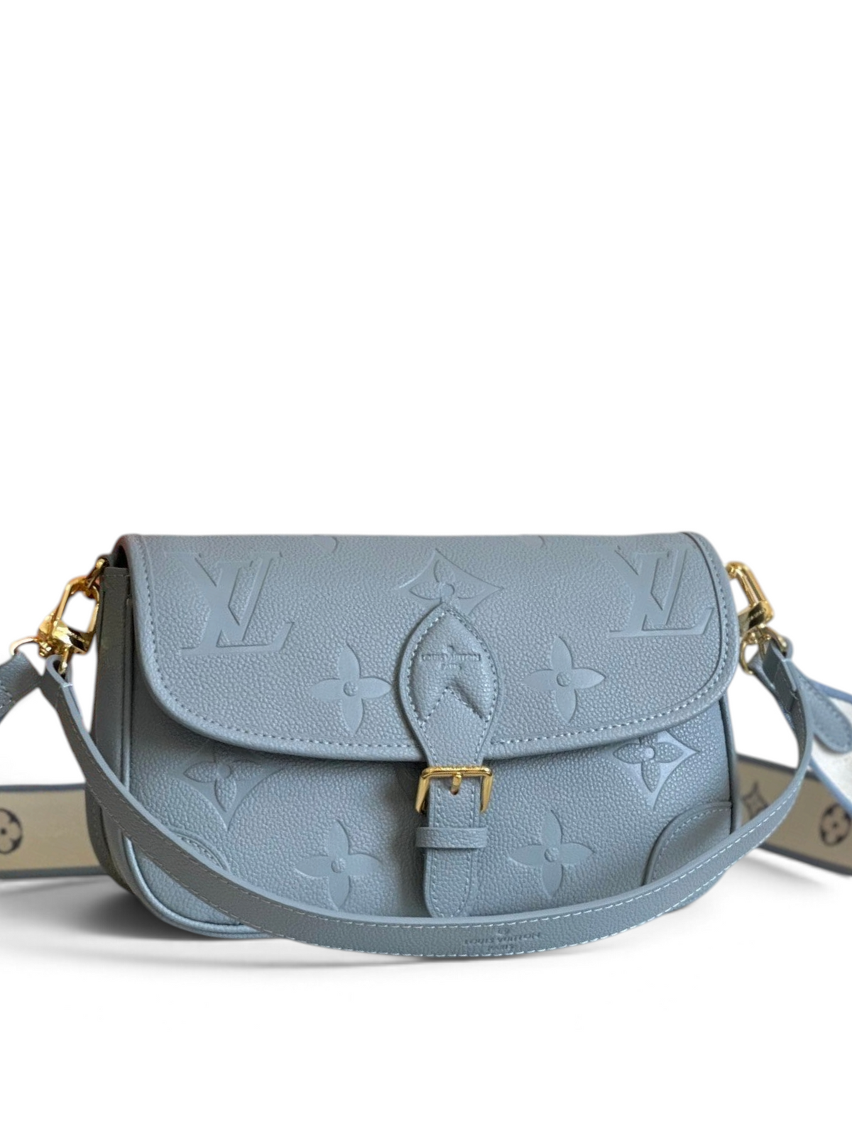 SWORD LUXURY marka, açık mavi Monogram Empreinte deri Louis Vuitton Diane çanta, altın rengi tokalı ve geniş askılı.