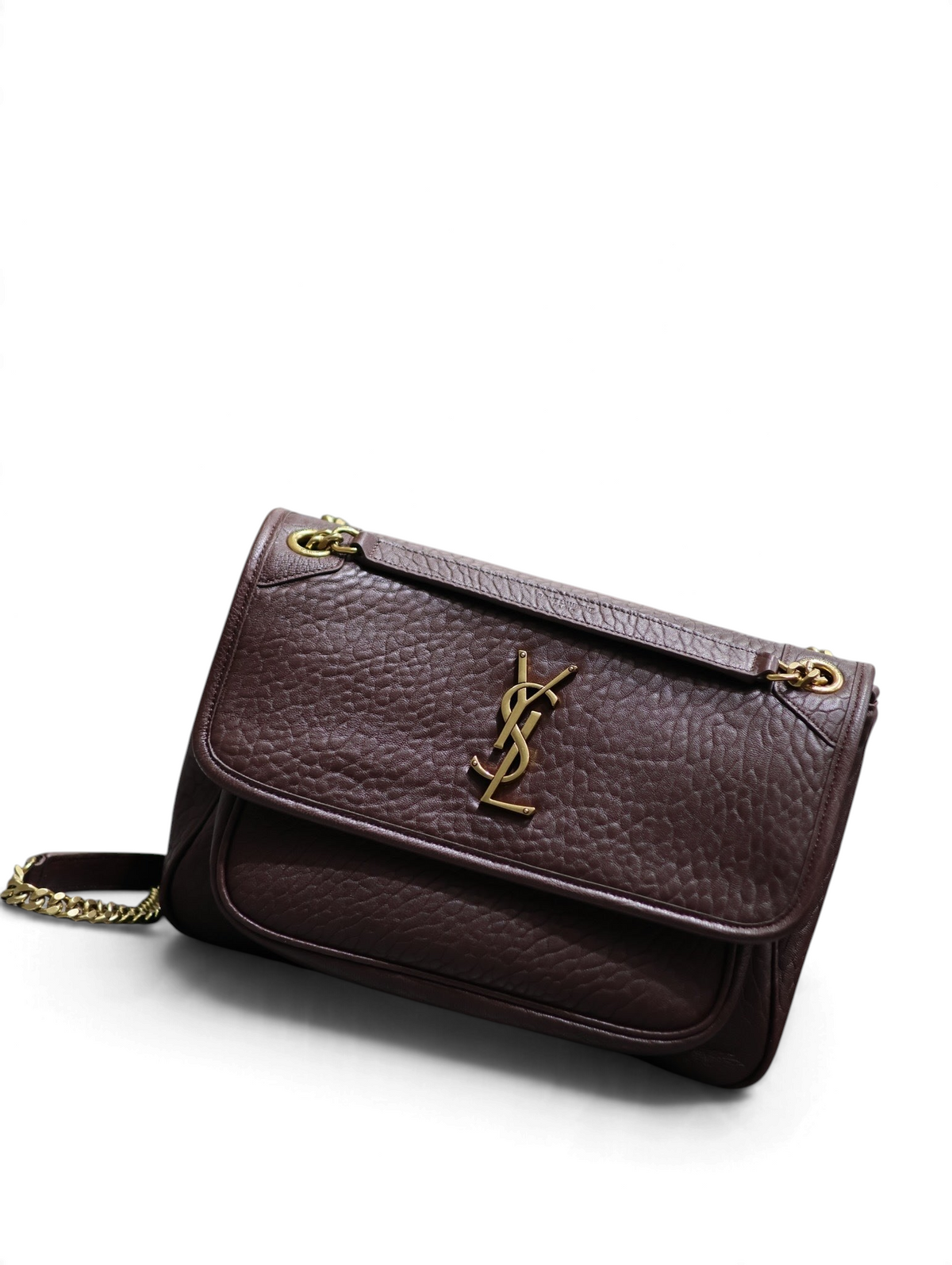 SWORD LUXURY Niki Medium omuz çantası, altın tonlu YSL logolu ve zincir askılı, dokulu kahverengi deri tasarım.