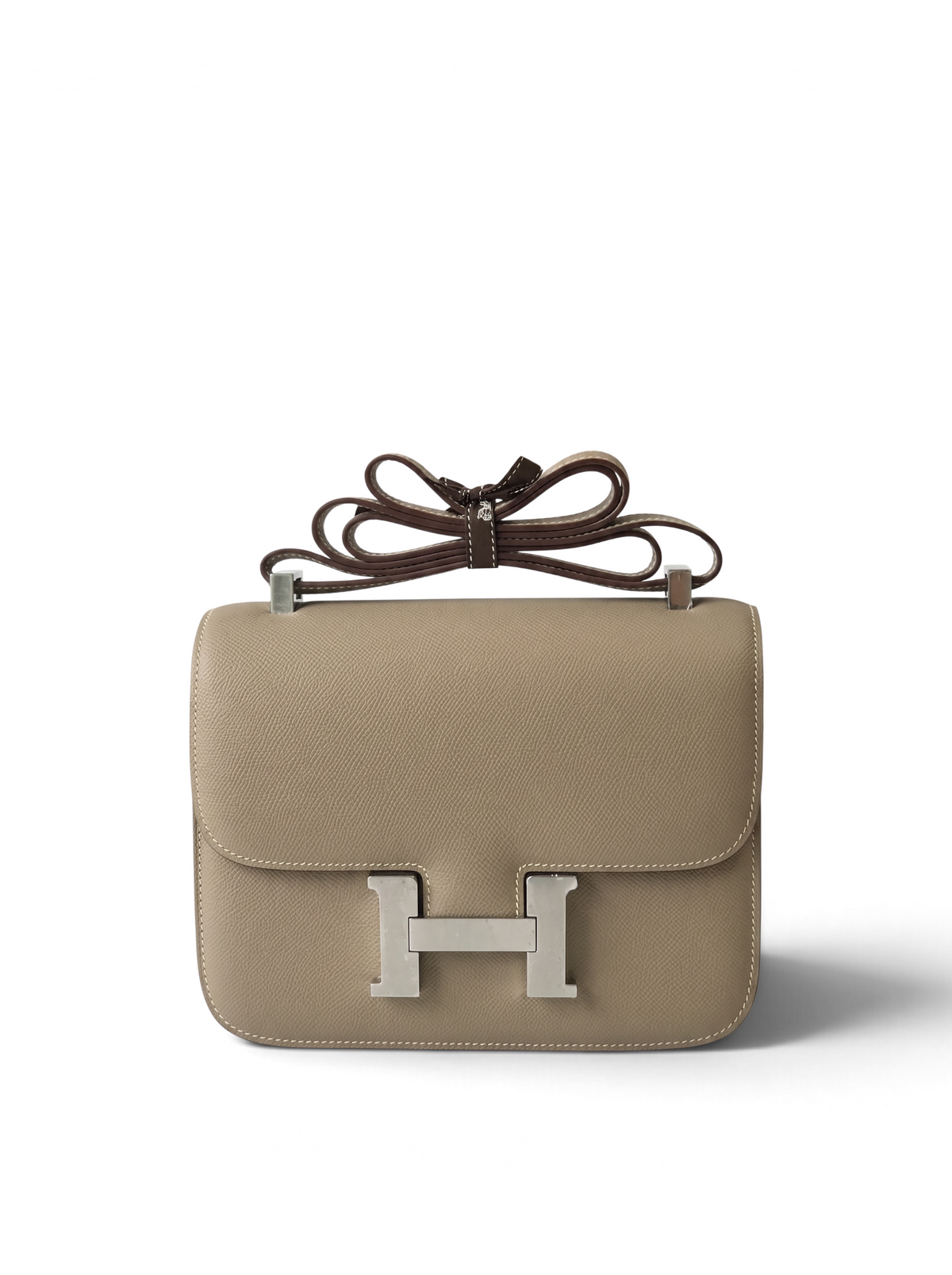 SWORD LUXURY Gris Tourterelle rengi Epsom deri Hermès Constance 18 çanta, gümüş tonlu H tokalı ve zarif tasarım.
