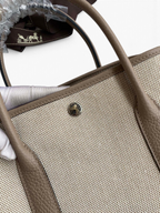 SWORD LUXURY Hermès Garden Party 30 çanta, bej kanvas ve deri detaylı, gümüş renkli çıtçıtlı tasarım