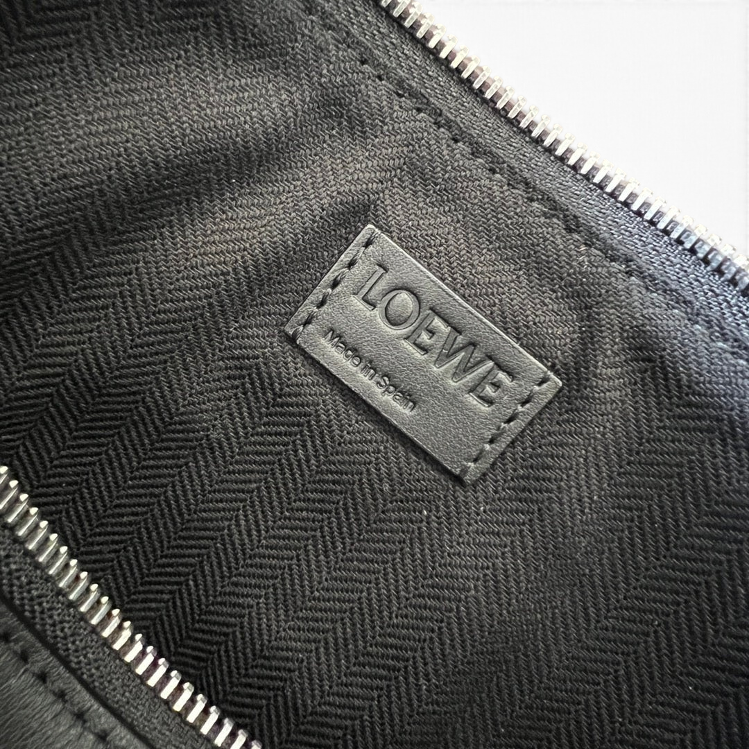 SWORD LUXURY Loewe Mini Hammock çanta iç kısmında yer alan deri marka etiketi ve fermuar detayı