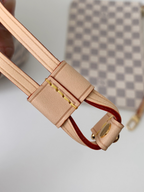 SWORD LUXURY Neverfull MM çanta için bej deri sap detayı ve Damier Azur kanvas desenli çıkarılabilir cüzdan.