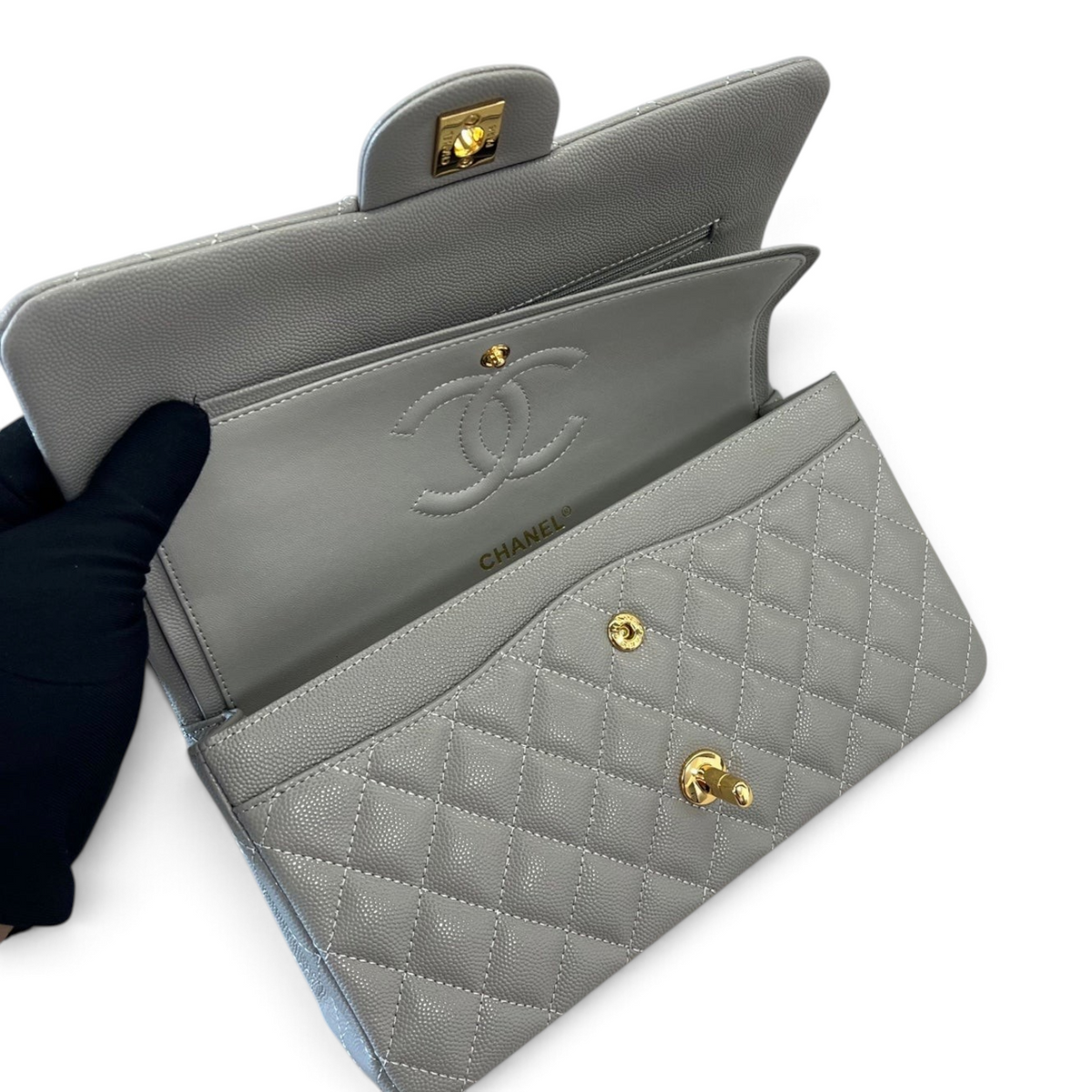 SWORD LUXURY gri renkli, kapitone desenli, altın donanımlı ve ikonik CC logolu Chanel Classic Double Flap çanta