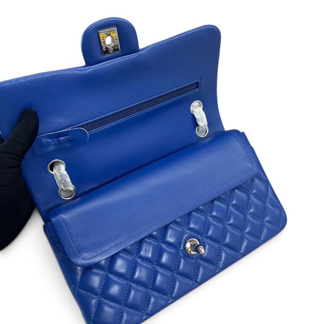 SWORD LUXURY marka, elmas kapitone desenli, mavi kuzu derisi Chanel Classic Double Flap çanta, iç detayları açık.