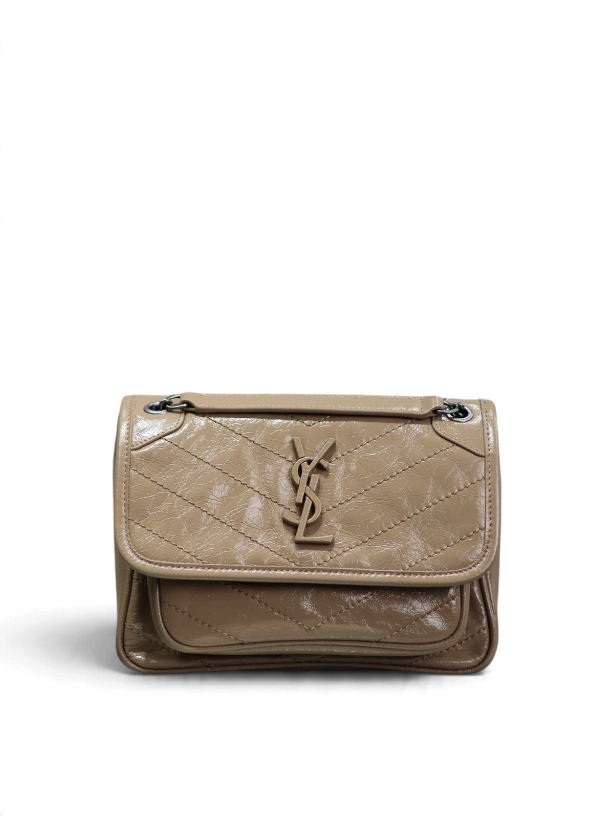 SWORD LUXURY Niki Medium omuz çantası, parlak karamel patent deri, chevron dikişli ve altın tonlu YSL logolu.