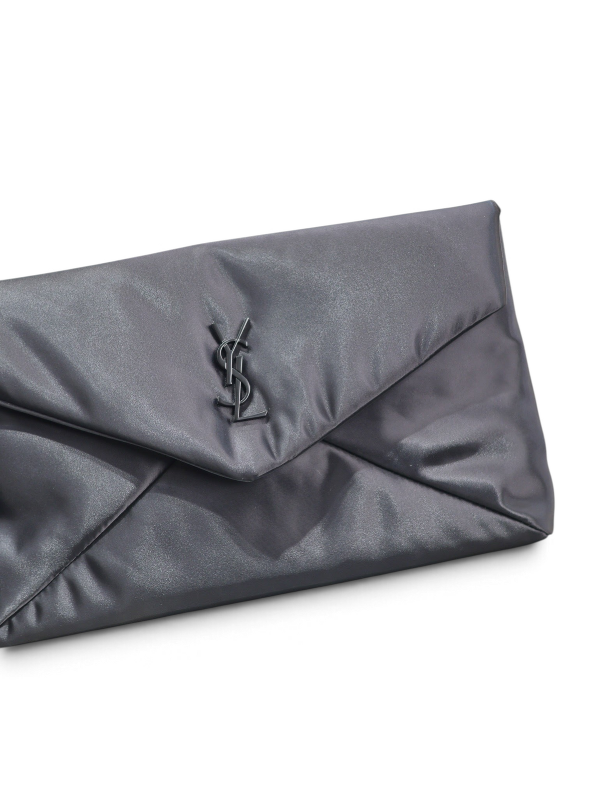 SWORD LUXURY siyah saten zarf model el çantası, üzerinde tonal YSL metal logo detayı ile şık bir gece aksesuarı.