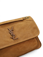 SWORD LUXURY Saint Laurent Niki orta boy taba süet omuz çantası, chevron dikişli ve ikonik YSL logolu tasarım.
