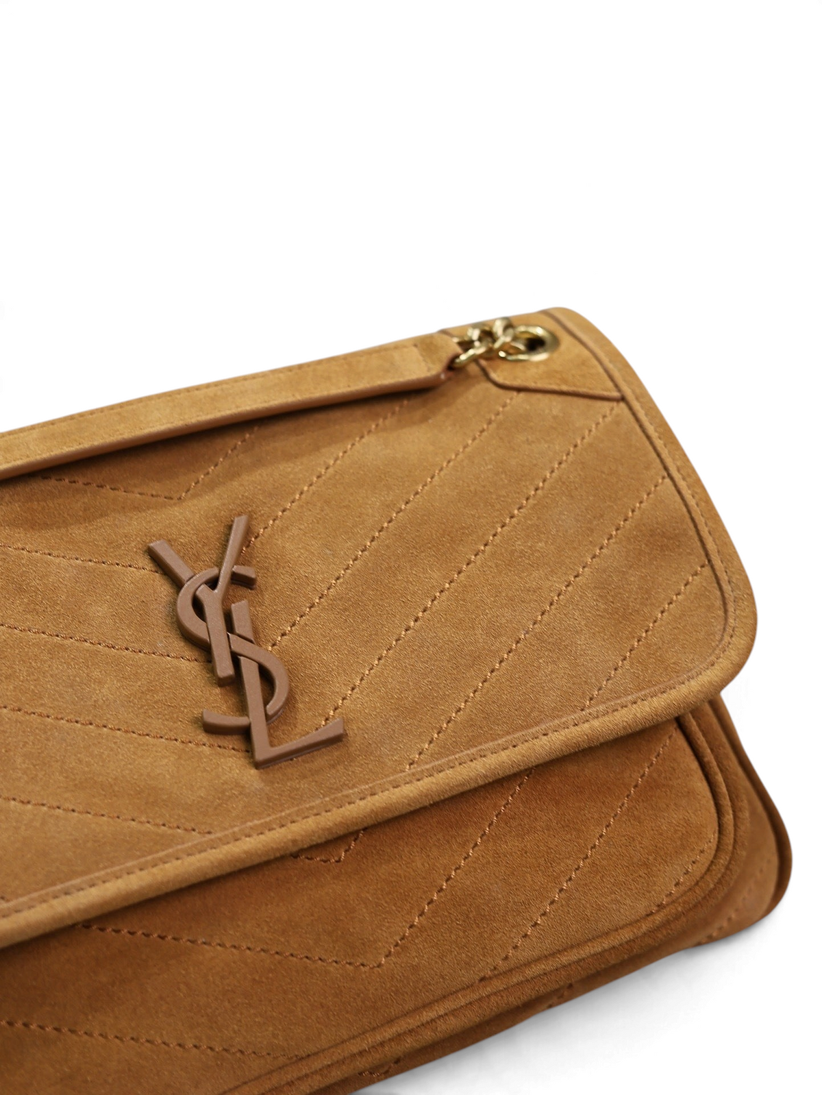 SWORD LUXURY Saint Laurent Niki orta boy taba süet omuz çantası, chevron dikişli ve ikonik YSL logolu tasarım.