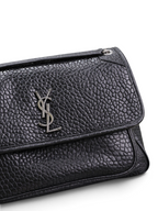 SWORD LUXURY siyah damarlı deri Niki omuz çantası, ön kısımda ikonik metal YSL logosu ve kapitone detaylar ile.