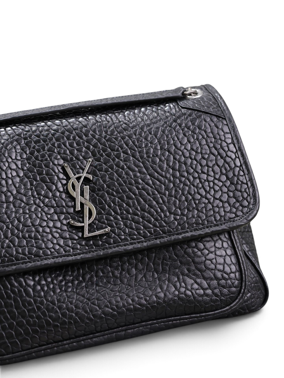 SWORD LUXURY siyah damarlı deri Niki omuz çantası, ön kısımda ikonik metal YSL logosu ve kapitone detaylar ile.