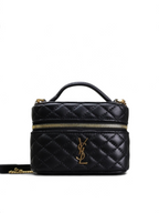 SWORD LUXURY siyah kapitone deri vanity çanta, altın renkli YSL logo detayı ve üst taşıma sapı ile zarif tasarım.
