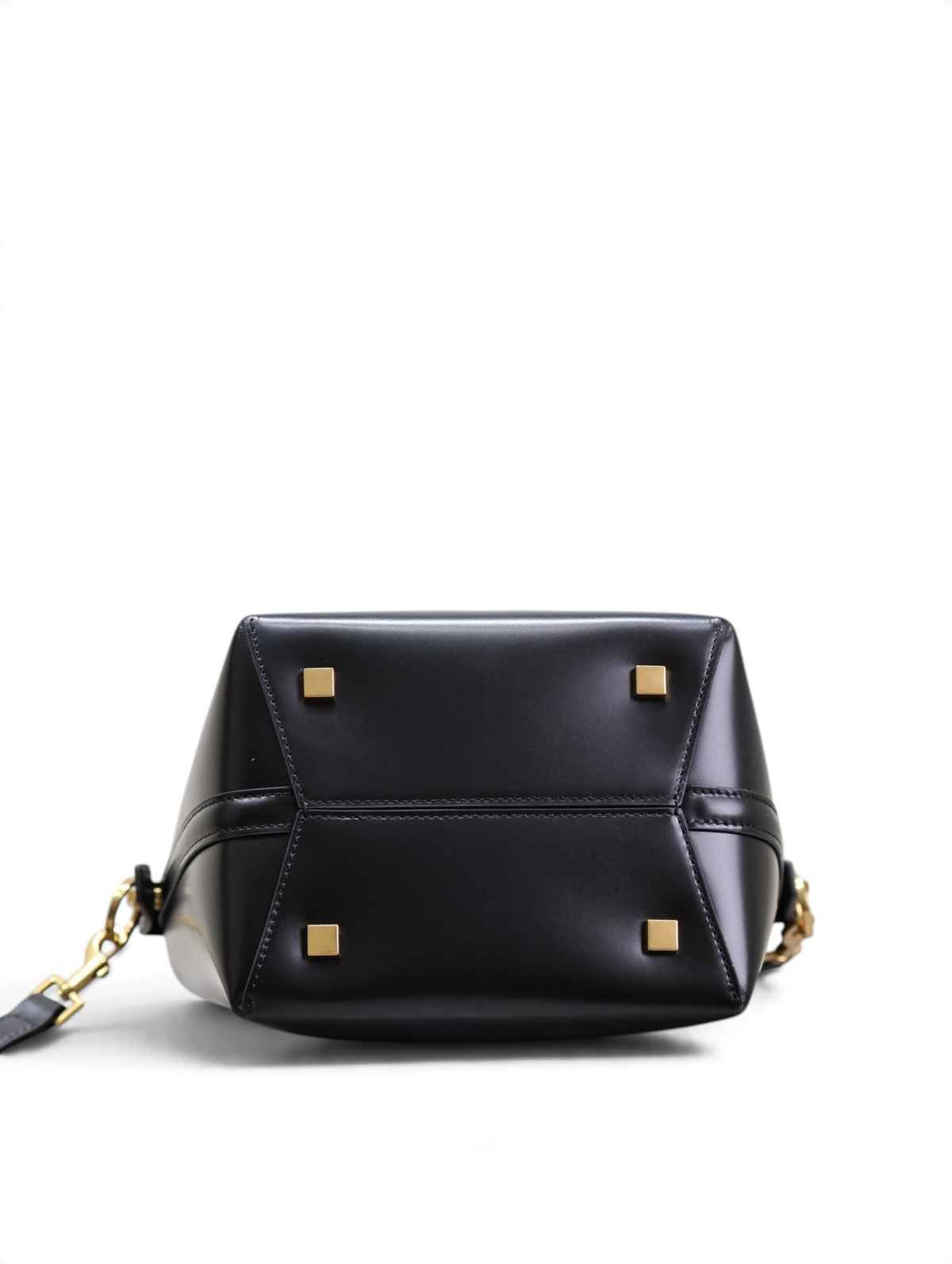 SWORD LUXURY Le 37 Small Bucket Bag siyah kutu dana derisi çanta, altın tonlu metal taban koruyucuları ile alt görünüm