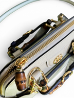 SWORD LUXURY Diana deri çanta, bambu sap detaylı, altın tonlu GG donanımlı ve fermuarlı, krem rengi lüks tasarım.