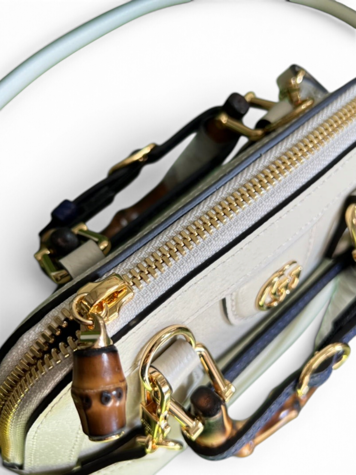 SWORD LUXURY Diana deri çanta, bambu sap detaylı, altın tonlu GG donanımlı ve fermuarlı, krem rengi lüks tasarım.