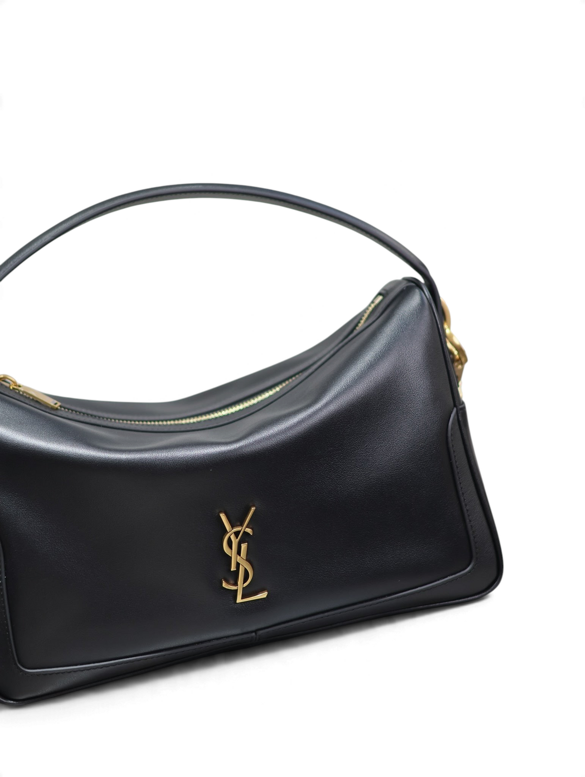 SWORD LUXURY siyah deri Voltaire el çantası, altın tonlu YSL monogram detayı ve zarif yapısal tasarımıyla.