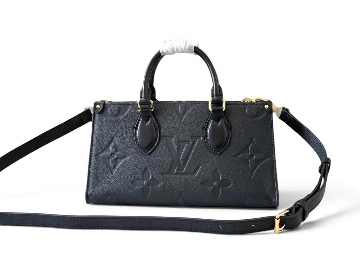 SWORD LUXURY siyah Monogram Empreinte deri Louis Vuitton OnTheGo East West çanta, altın tonlu detaylar ve omuz askısı.