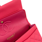 SWORD LUXURY marka, canlı pembe renkte, kapitone desenli ve ikonik CC logolu caviar deri Chanel Double Flap çanta içi.