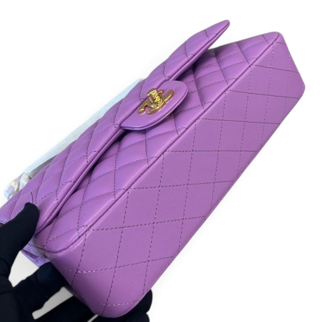 SWORD LUXURY imzalı, lila rengi kapitone kuzu derisi Chanel Classic Double Flap çanta, altın tonlu CC kilit detaylı.