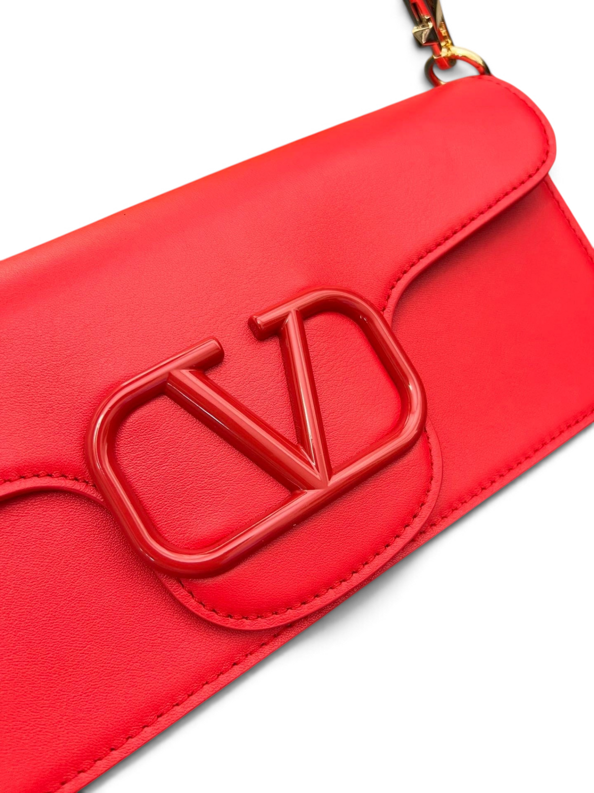 SWORD LUXURY Valentino Garavani VLogo Signature kırmızı deri çanta, ikonik V logosu ve zarif dikiş detaylarıyla.