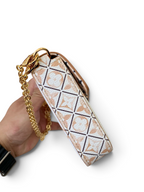 SWORD LUXURY Pochette Felicie çanta, beyaz monogram kanvas, pastel pembe detaylar ve altın zincir askı ile.