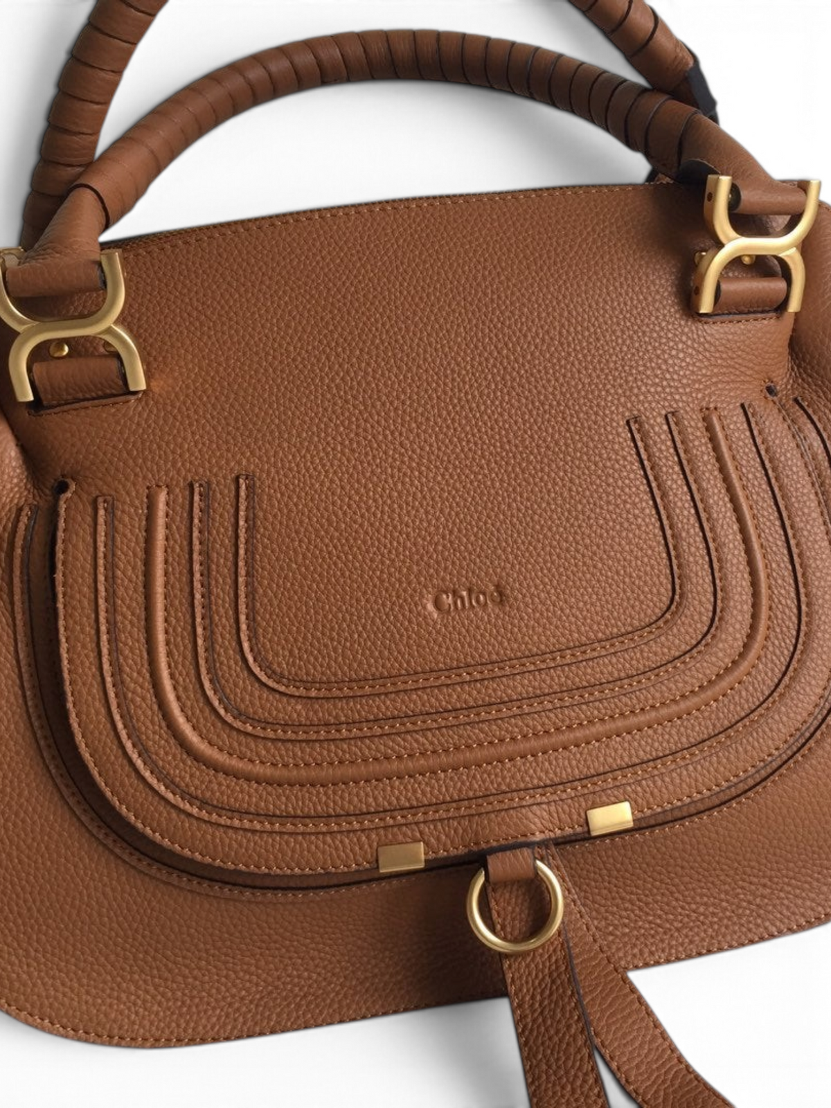 SWORD LUXURY Chloé Marcie çanta, altın tonlu donanıma ve kavisli dikiş detaylarına sahip taba rengi taneli deri çanta.