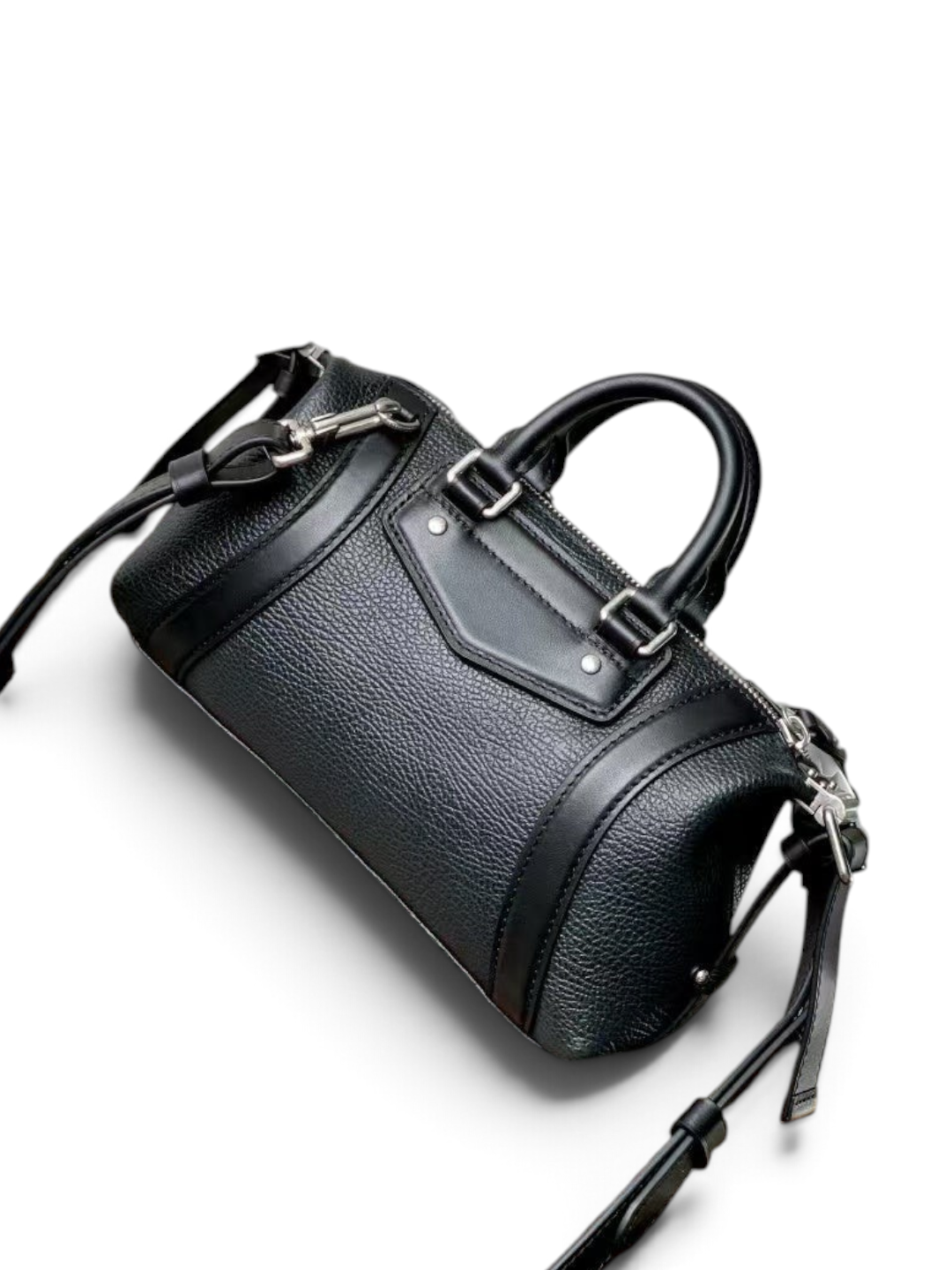 SWORD LUXURY siyah deri Speedy satchel çanta, mat gümüş donanımlı, dokulu yüzeyli ve ayarlanabilir omuz askılı.