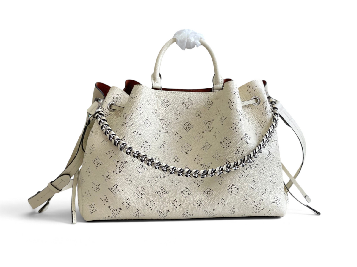 SWORD LUXURY Bella tote çanta, krem rengi delikli Monogram Empreinte deri, gümüş zincir detaylı ve büzgülü tasarım.