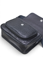 SWORD LUXURY Niki siyah damarlı deri çanta, ön cep detaylı ve kapaklı yapıya sahip lüks satchel modeli.