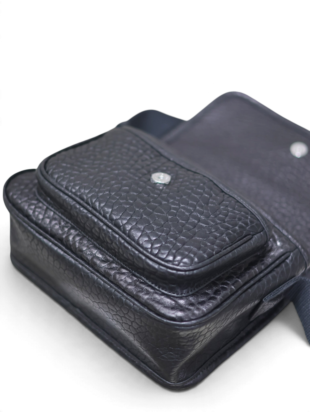 SWORD LUXURY Niki siyah damarlı deri çanta, ön cep detaylı ve kapaklı yapıya sahip lüks satchel modeli.