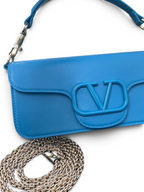 SWORD LUXURY Valentino Garavani VLogo Signature mavi deri çanta, metalik zincir askılı ve ikonik VLogo amblemli.