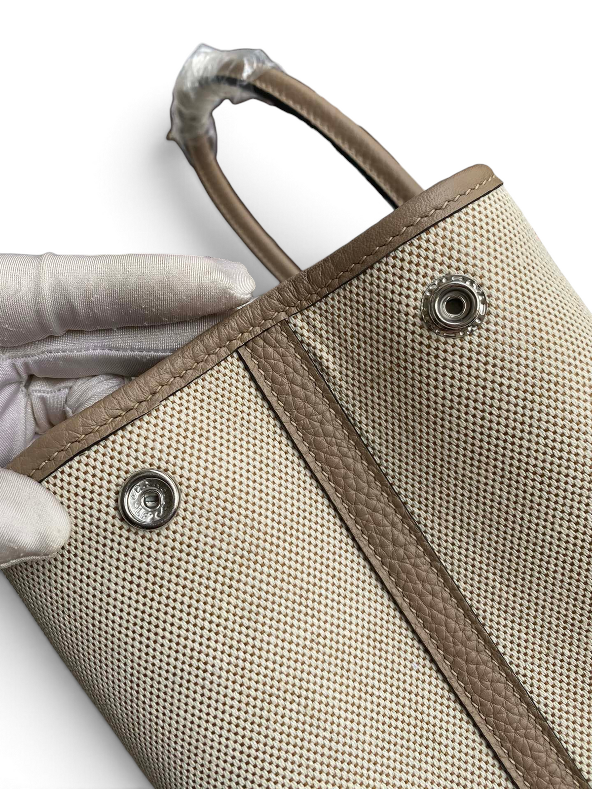 SWORD LUXURY Hermès Garden Party 30 çanta, bej kanvas ve deri detaylı, metal çıtçıtlı tasarım.