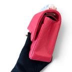 SWORD LUXURY pembe kapitone caviar deri Chanel Classic Double Flap çanta, yan profilden görünüm.