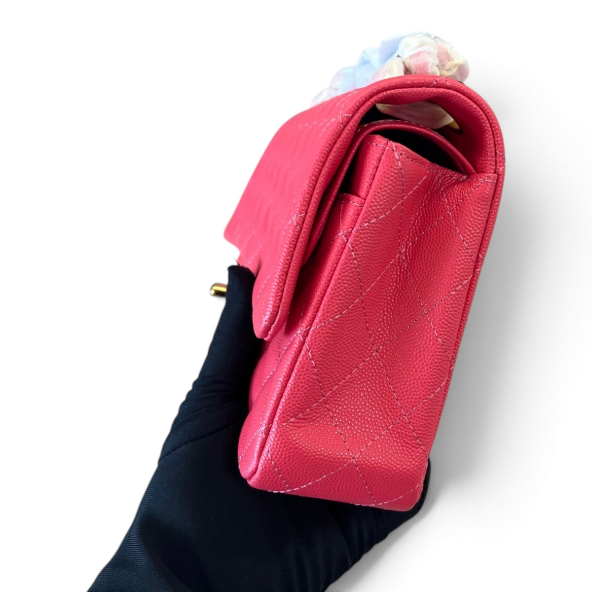 SWORD LUXURY pembe kapitone caviar deri Chanel Classic Double Flap çanta, yan profilden görünüm.