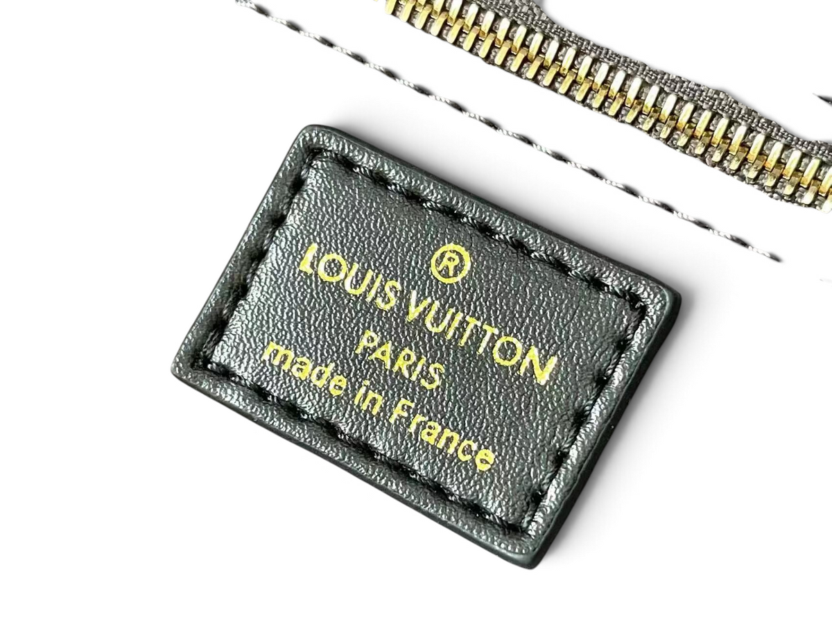 SWORD LUXURY Neverfull çanta iç kısmında yer alan Louis Vuitton Paris deri etiket ve altın rengi fermuar detayı