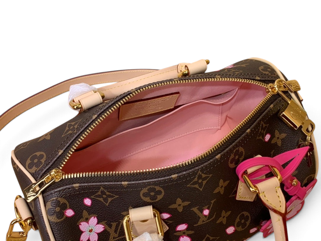 SWORD LUXURY Louis Vuitton x Takashi Murakami Speedy 25 çanta, pembe iç astarlı ve ikonik Cherry Blossom desenli.