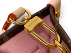 SWORD LUXURY Louis Vuitton OnTheGo PM çanta, altın tonlu metal kanca detayı ve pembe iç astar ile yakın çekim.