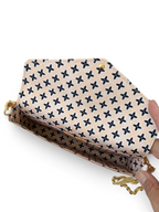 SWORD LUXURY Pochette Felicie çanta, beyaz monogram kanvas, pastel pembe detaylar ve altın rengi zincir askı.