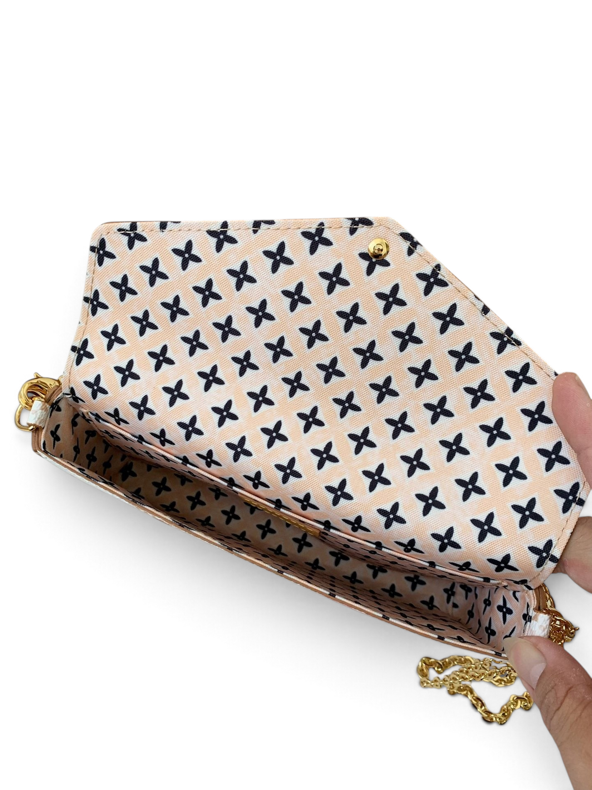 SWORD LUXURY Pochette Felicie çanta, beyaz monogram kanvas, pastel pembe detaylar ve altın rengi zincir askı.