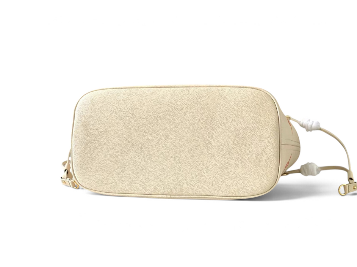 SWORD LUXURY krem rengi kanvas Neverfull çanta, alt taban görünümü ve altın tonlu donanım detayları.