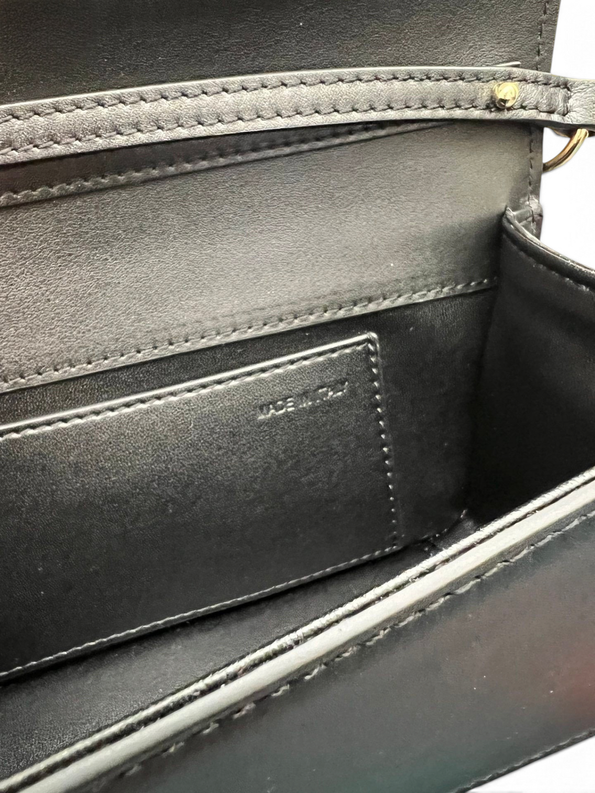 SWORD LUXURY Valentino Garavani VLogo çanta içi, siyah deri detaylar ve Made in Italy damgası ile iç bölme görünümü.