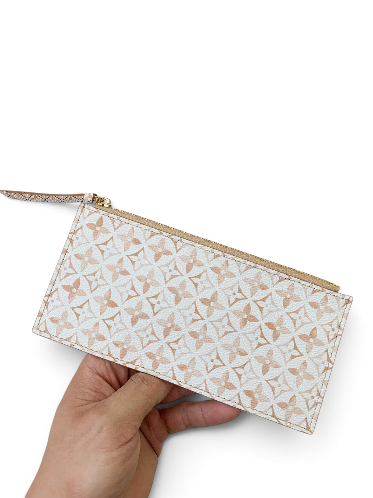 SWORD LUXURY Pochette Felicie beyaz monogram kanvas kartlık, pastel pembe detaylı ve altın fermuarlı, lüks kutusuyla.