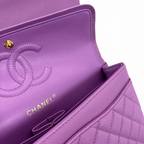 SWORD LUXURY imzalı, mor renkli, kapitone desenli ve ikonik CC logolu Chanel caviar deri double flap çanta detayı.