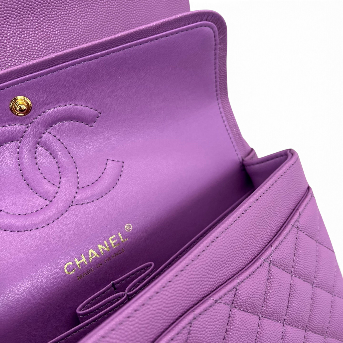 SWORD LUXURY imzalı, mor renkli, kapitone desenli ve ikonik CC logolu Chanel caviar deri double flap çanta detayı.