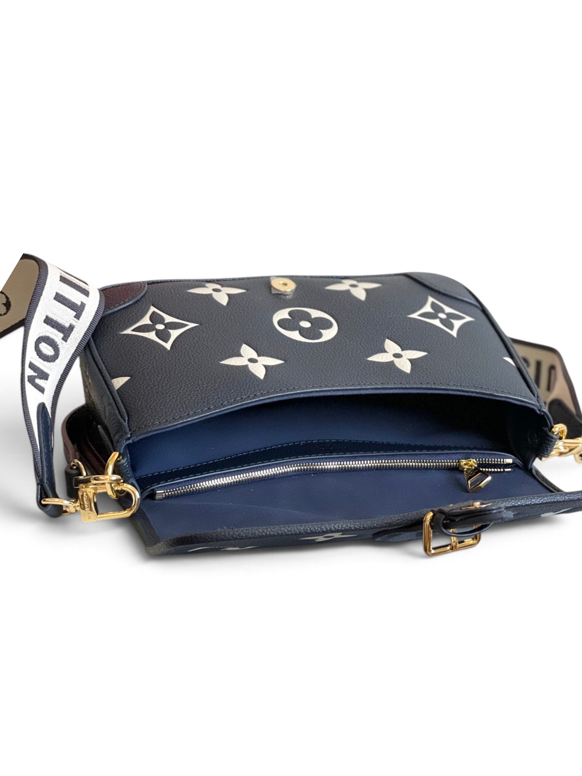 SWORD LUXURY Louis Vuitton Diane çanta, lacivert deri üzerine beyaz monogram desenli, fermuarlı iç bölmeli.