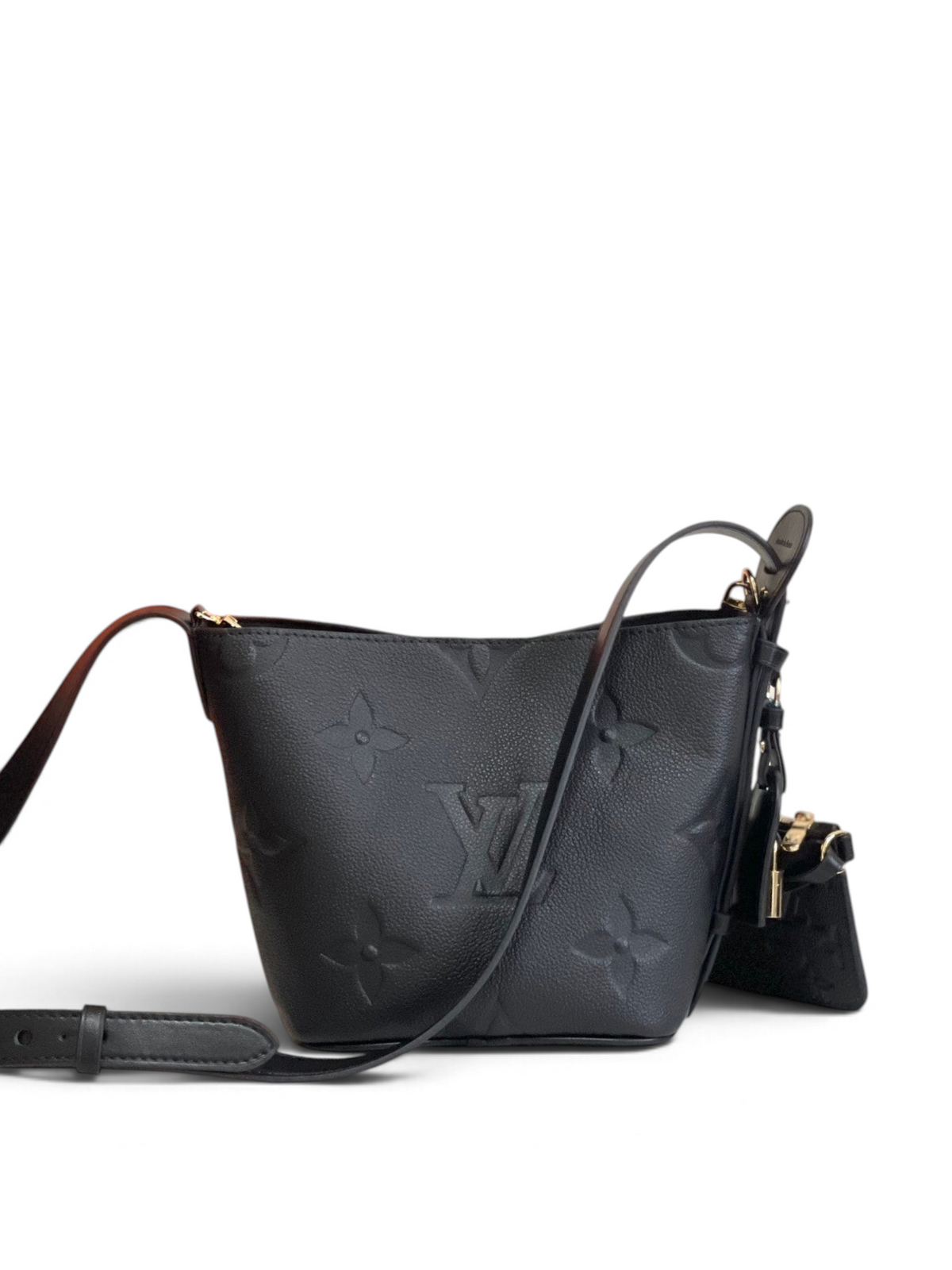 SWORD LUXURY siyah Monogram Empreinte deri All-In BB çanta, altın tonlu donanım ve ayarlanabilir omuz askısı ile.