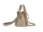 SWORD LUXURY Louis Vuitton OnTheGo East West çanta, bej renkli kabartmalı Monogram deri ve altın tonlu zincir detaylı.