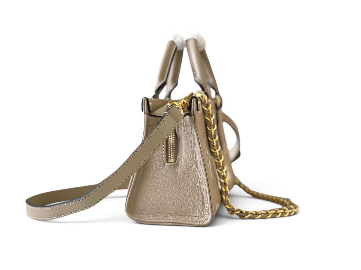 SWORD LUXURY Louis Vuitton OnTheGo East West çanta, bej renkli kabartmalı Monogram deri ve altın tonlu zincir detaylı.