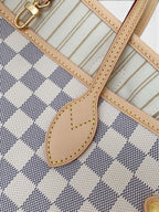 SWORD LUXURY Neverfull MM çanta, krem ve mavi Damier Azur kanvas detaylı, bej deri saplı ve altın metal aksesuarlı.